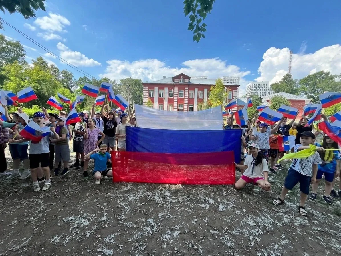 Торжественное мероприятие, посвященное Дню России, прошло в нашем пришкольном лагере! 🇷🇺🎉

Сегодн