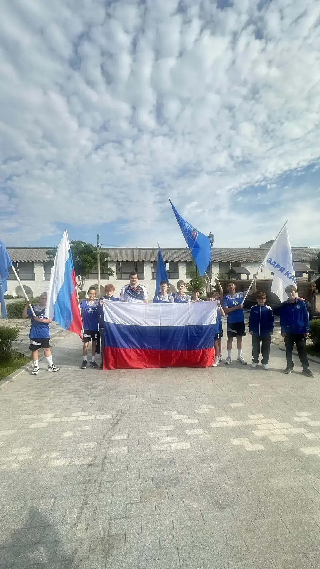 Поздравляем с великим праздником — Днем России! Днем могучей страны, в который мы живем и трудимся н