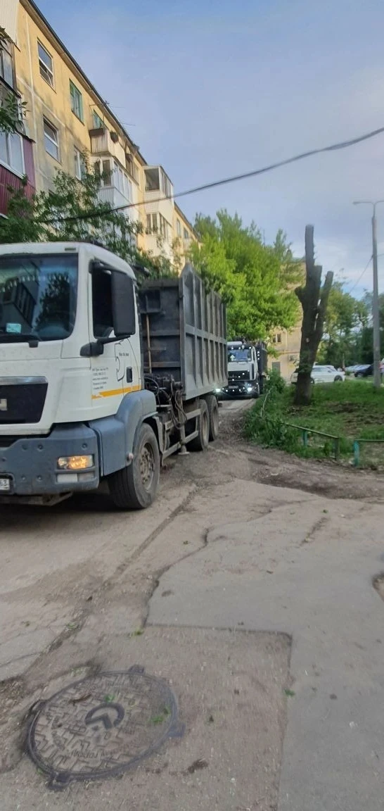 Продолжается  уборка и вывоз спиленных  веток  МКД 89, 95, 97, 99