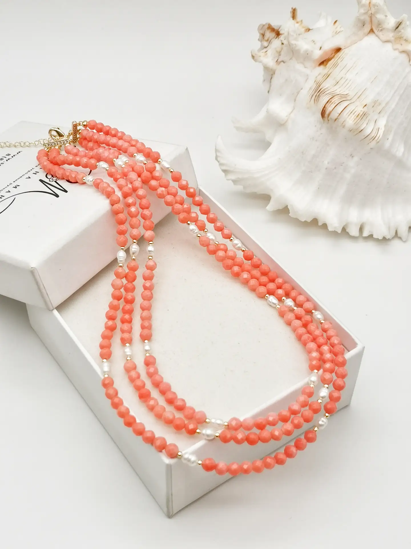 Гарнитур, украшенный теплотой и нежностью. 🧡


👉 Колье. 🛍️ Трехрядное колье, где каждый ряд перел