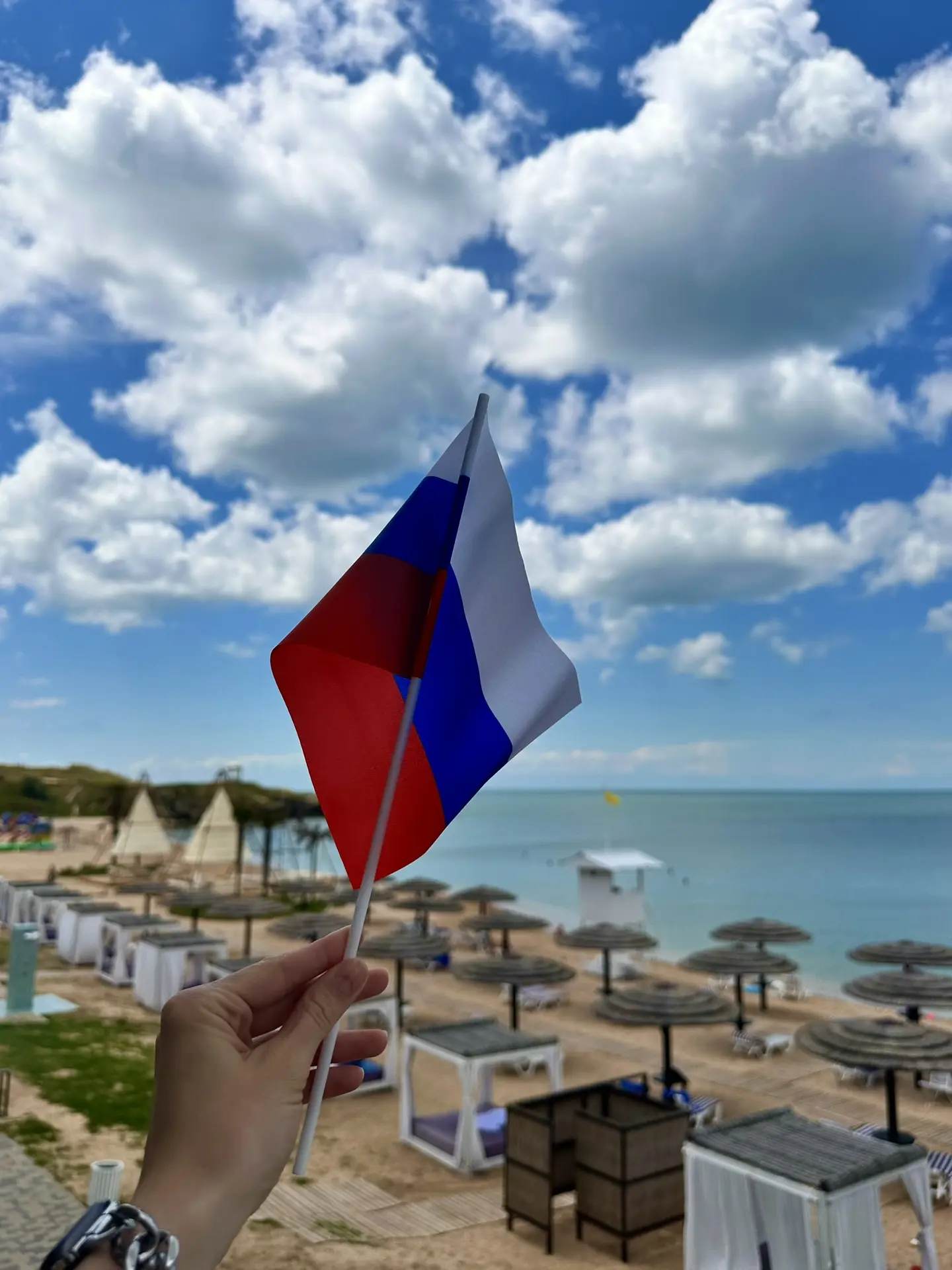 Дорогие друзья!

Сердечно поздравляем Вас с Днем России! Этот праздник – символ нашей великой страны