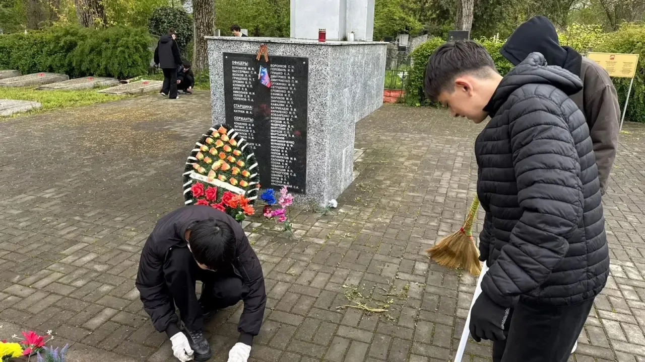 Традиция памяти

В преддверии Дня Победы наша гимназия традиционно участвовала в уборке Братских мог