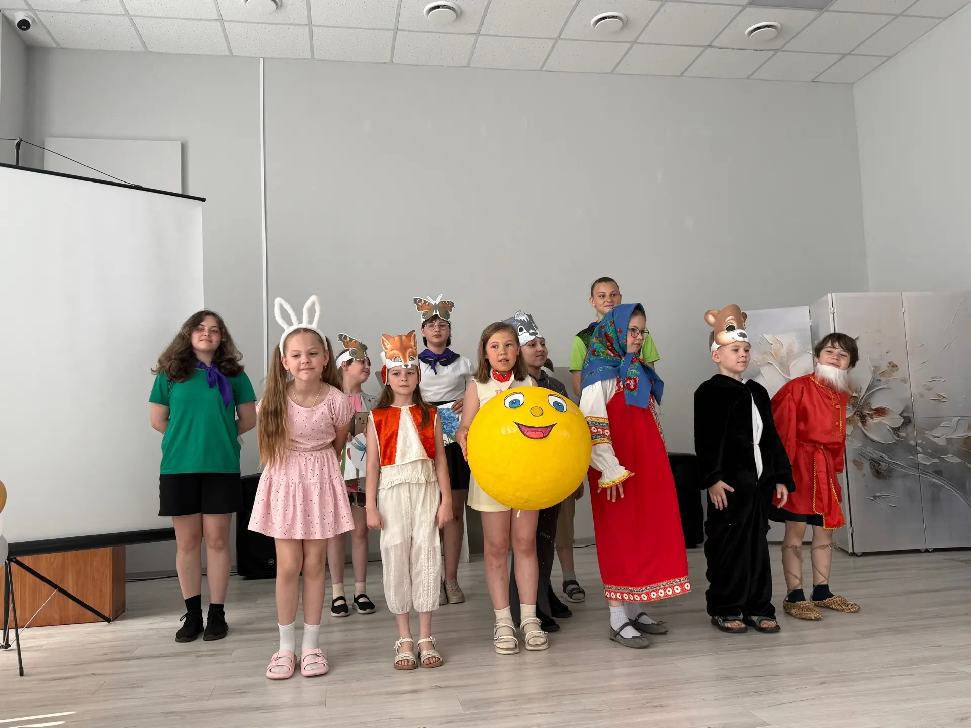 🎭 День Колобка в школьном лагере: сказка, ожившая на сцене!

🤔 Знаете ли вы, что всеми любимый ска