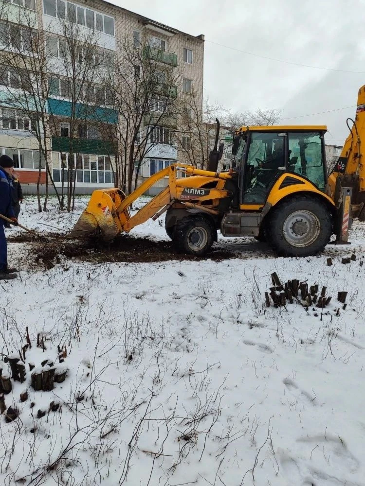 Сегодня с самого утра работники ЖКХ вышли на субботник. Вооружившись граблями, метлами и мешками, он