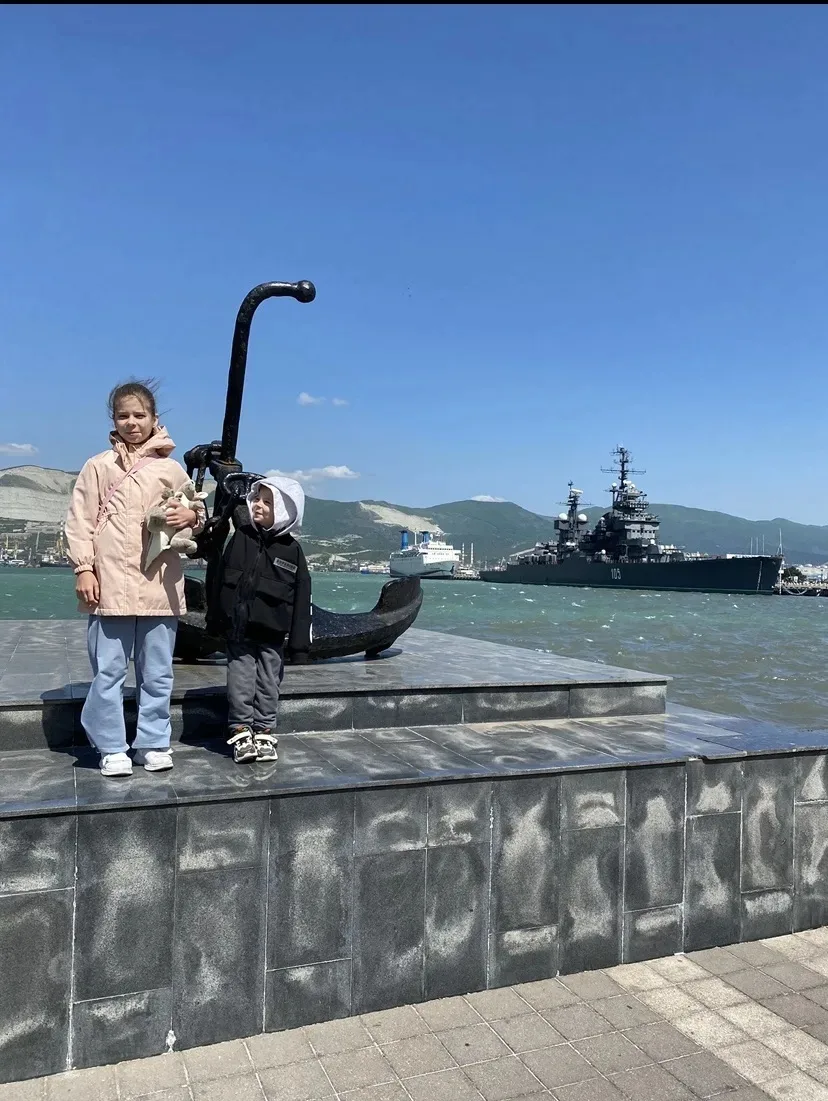«Страна, в которой я живу» 
город-герой Новороссийск 
Калинин Виктор, 1 «А», 
Калинина Дарья, 7 «Г»
