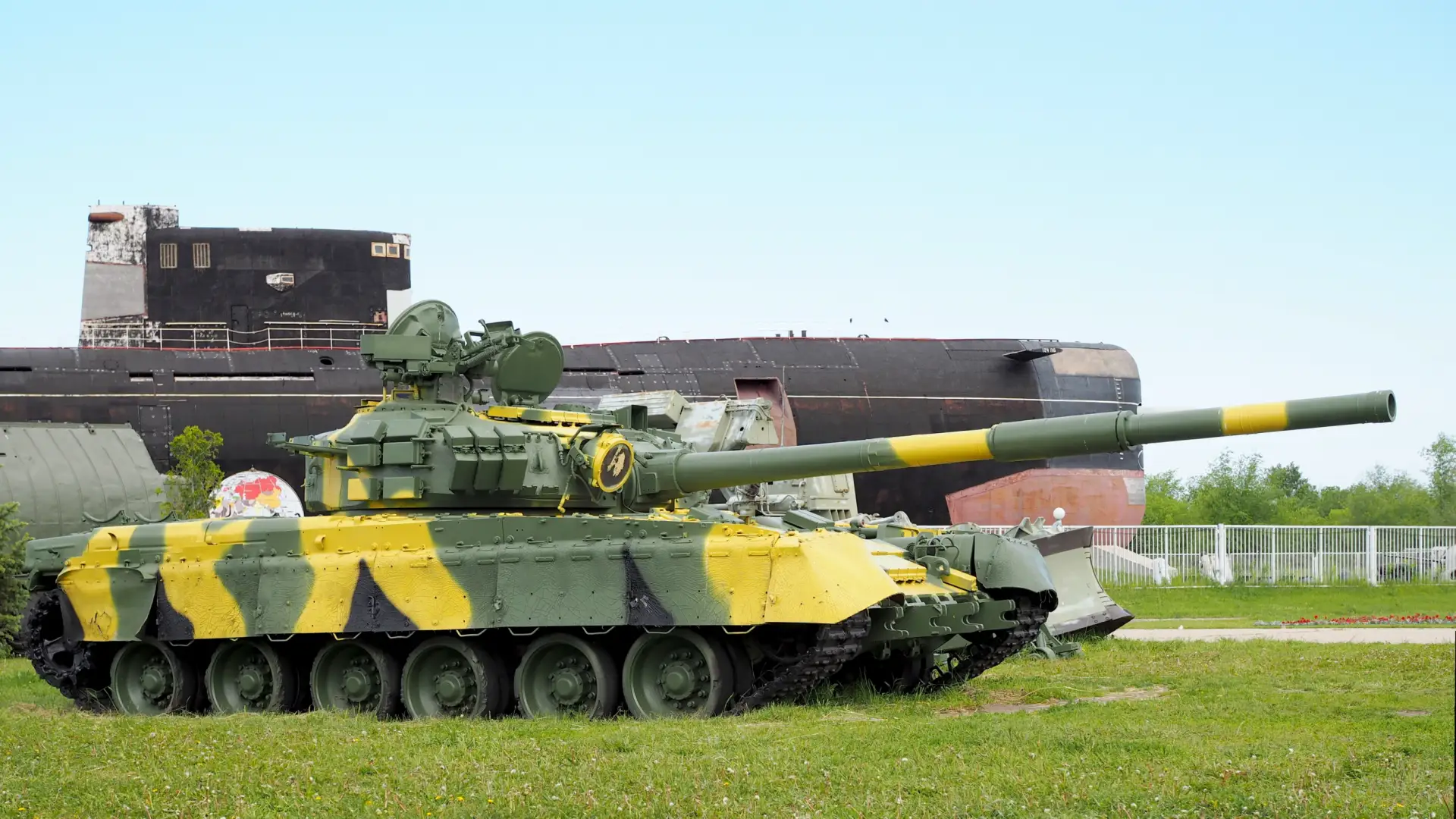 Основной танк Т-80УД «Берёза». Модификация танка Т-80У с дизельным двигателем. Двигатель двухтактный