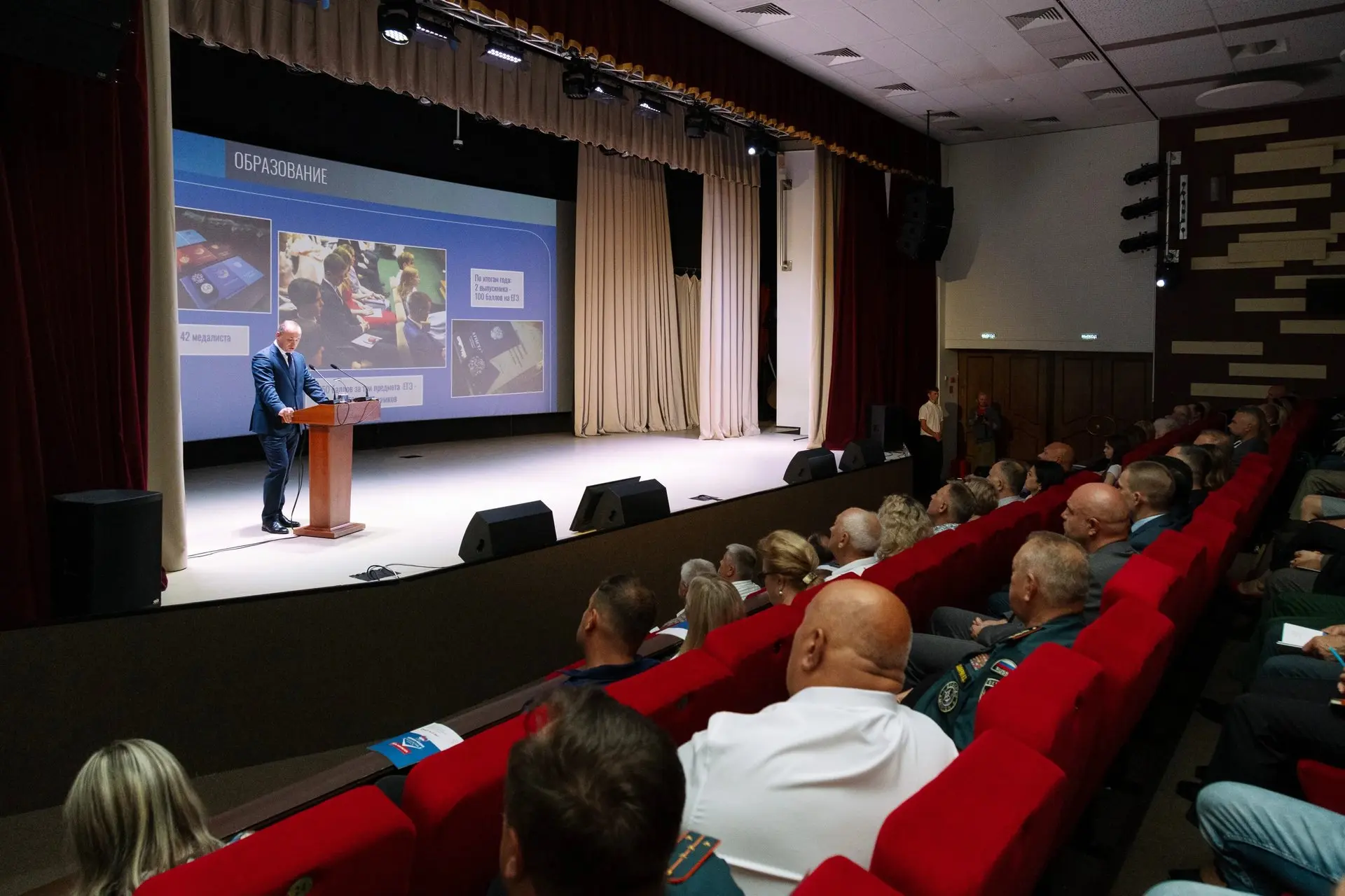 На расширенном заседании городского Совета депутатов представил свой ежегодный отчет перед жителями 