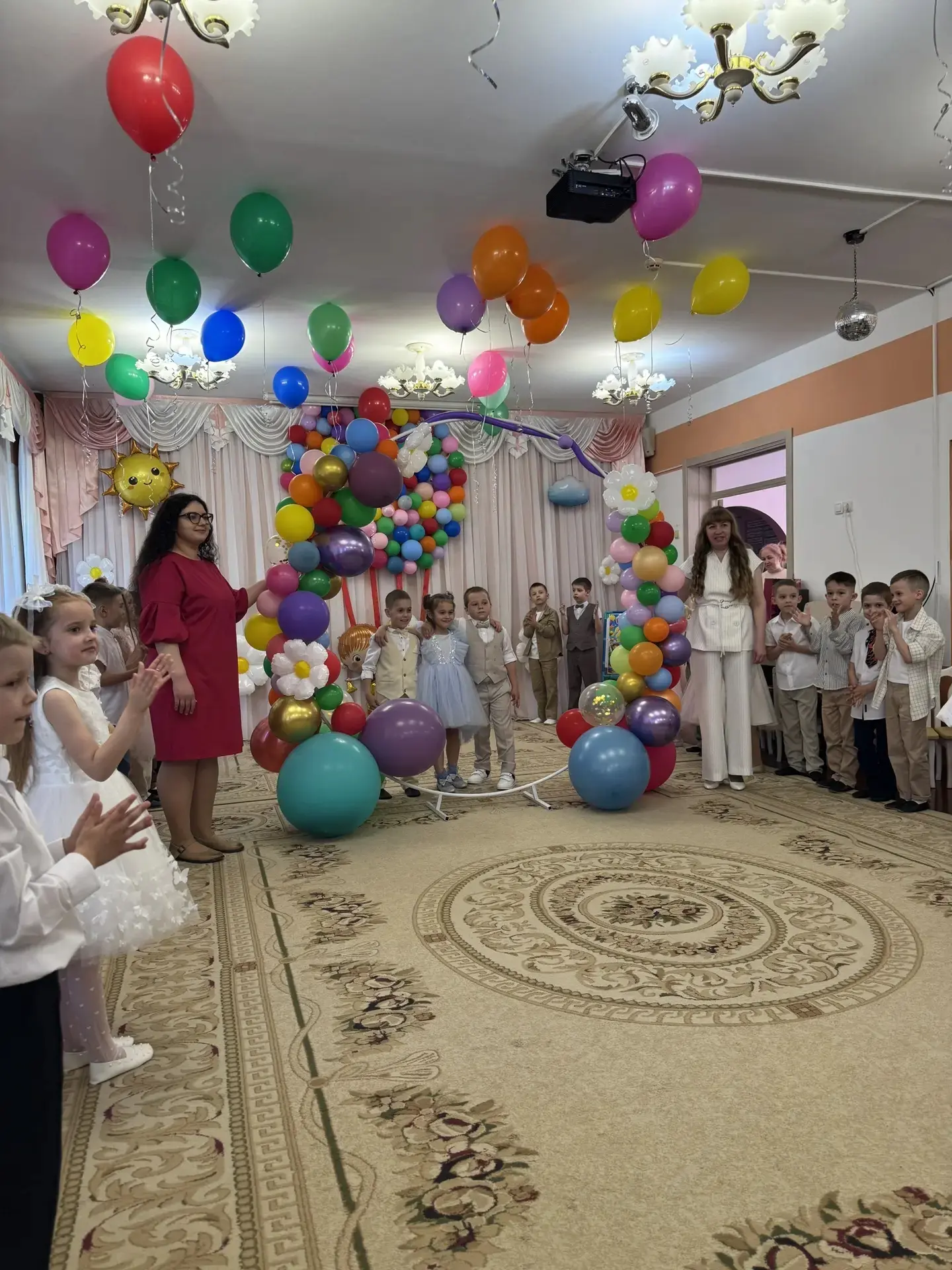 Сегодня в нашем садике случилось важное событие — первый в жизни выпускной у нашей САМОЙ-САМОЙ групп