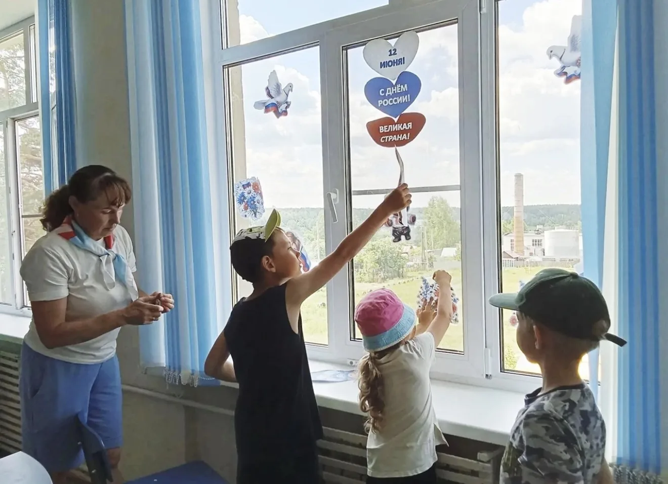 Тепло и ярко: наша школа присоединилась к акции «Окна России»🇷🇺

В преддверии Дня России ученики н