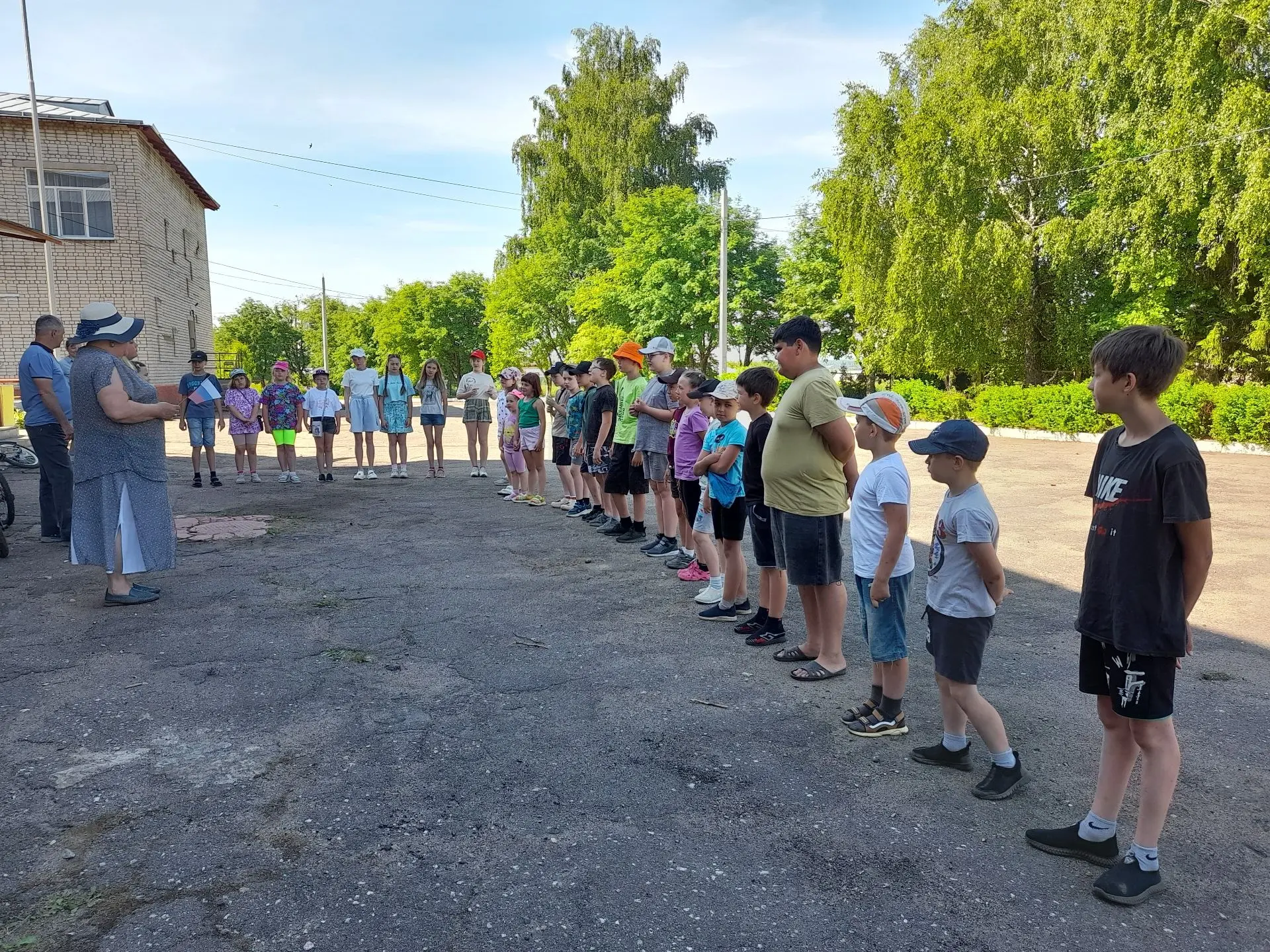 11.06.2026
День России
Торжественная линейка началась с поздравления с праздником - Днём России.
Зна
