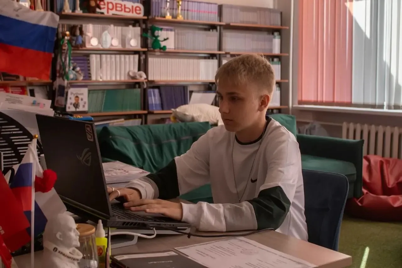 👩‍🏫 МЕНЯЕМСЯ МЕСТАМИ КО ДНЮ ЗАЩИТЫ ДЕТЕЙ!

📝 Студенты заняли места за учительскими столами и посм
