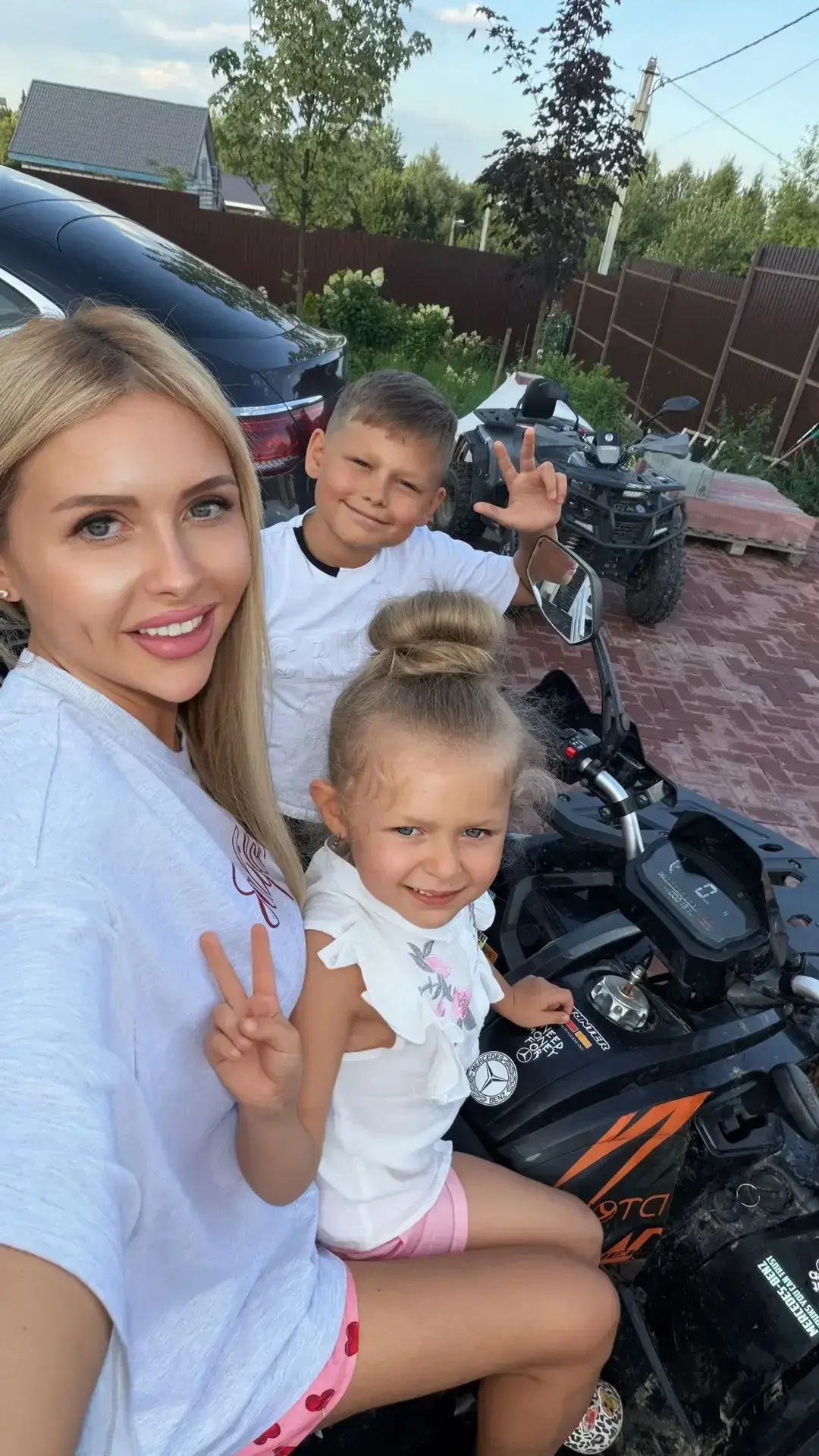 катались с Андрюшей на квадриках
Мы с Миюшей за ним потихоньку 😁
