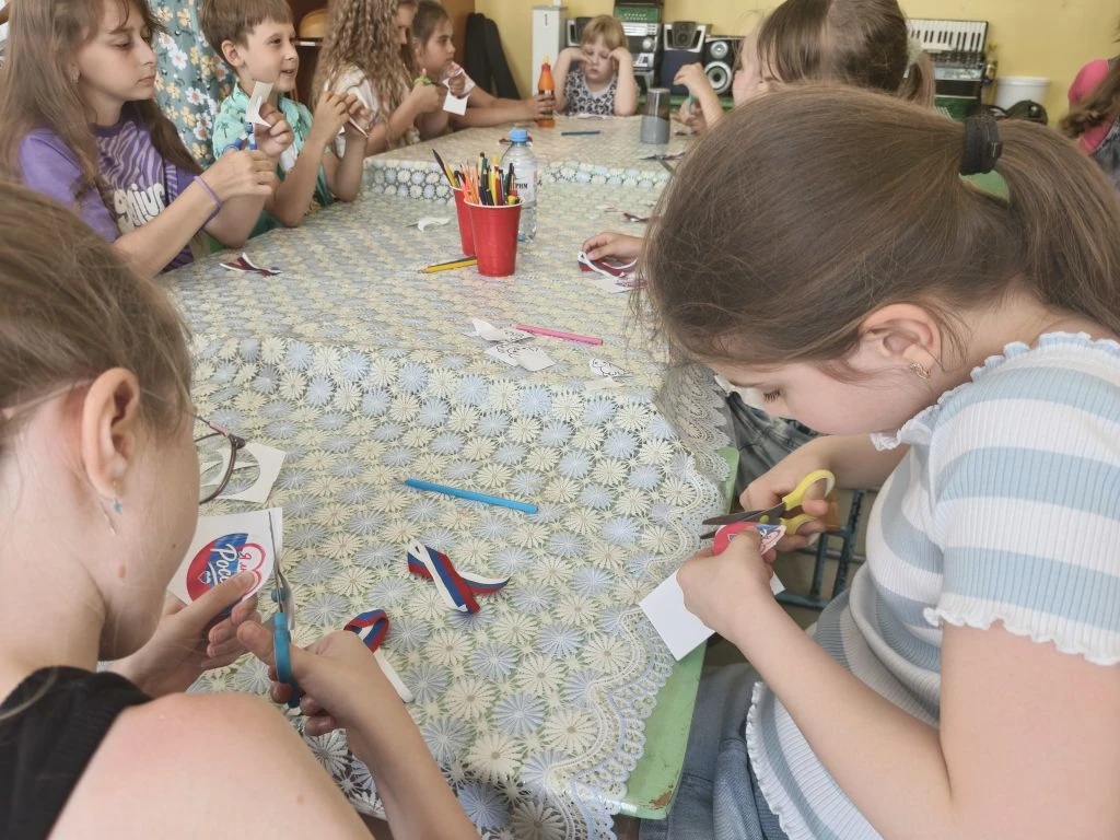 В рамках празднования Дня России на площадке дневного пребывания «Ералаш»  прошёл творческий мастер‑