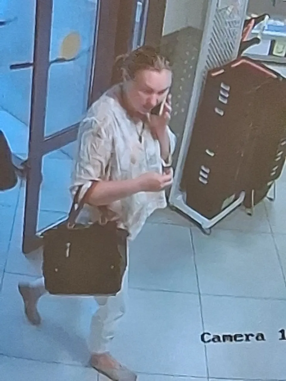 В магазинах города Видное промышляют 2 мошенницы. Держат 5-ти тысячную купюру, но кассиру не отдают,