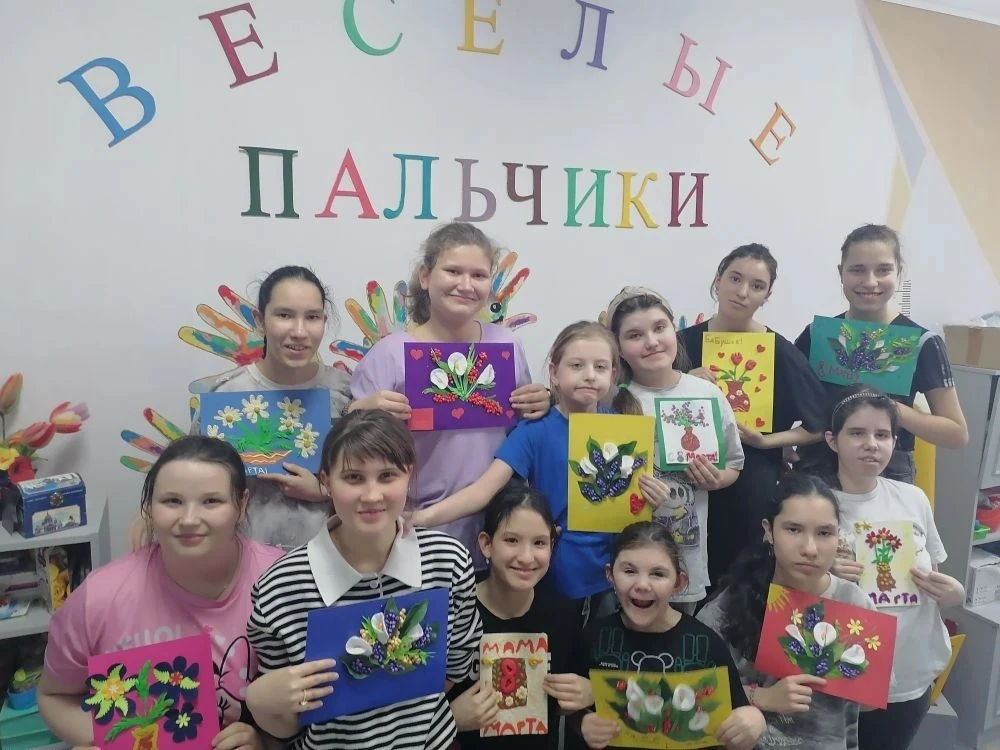 💐Весенний букетик. 

Подготовка к Международному женскому дню в группе девочек Д-1 идёт с особым тр