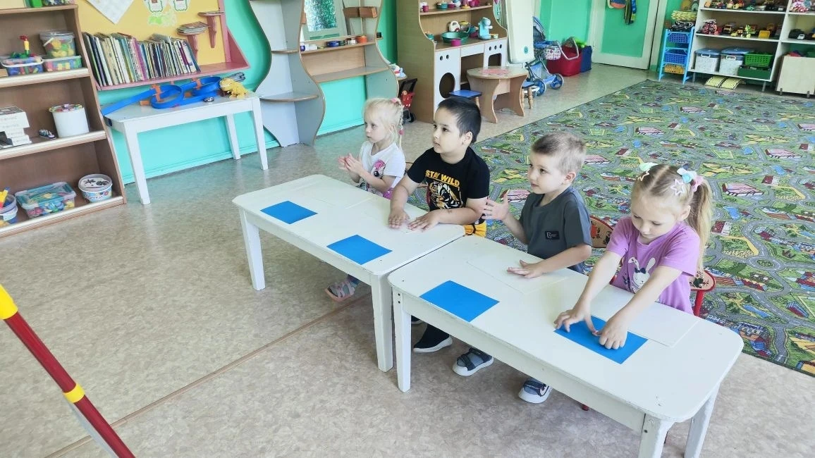 Лепка в средней группе🐝 
Тема: "Мама и папа"

Учить передавать характерные черты лица. Развивать ме