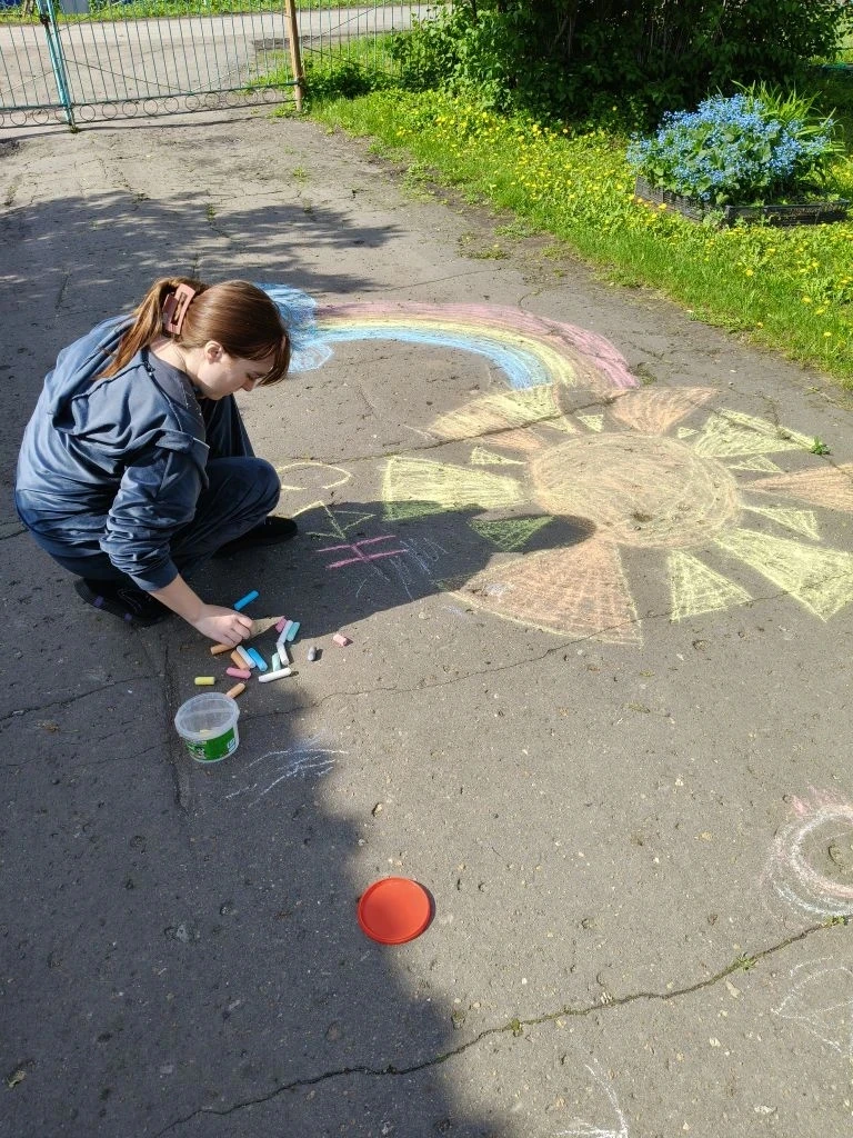 🎨🌈 В день защиты детей наши малыши вместе с воспитателем создали яркий и красочный рисунок на асфа