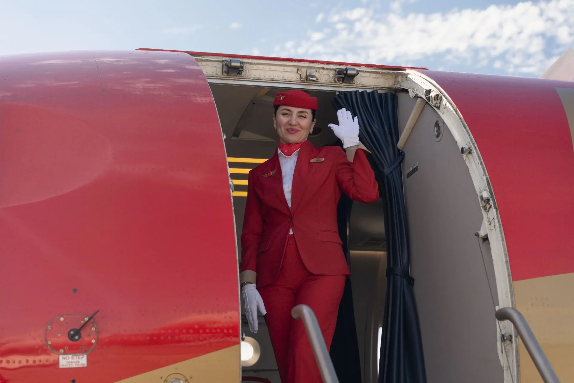 ✈ Сегодня мы поздравляем тех, кто делает небо ближе, а полёты — комфортными и безопасными.

🫶 Бортп