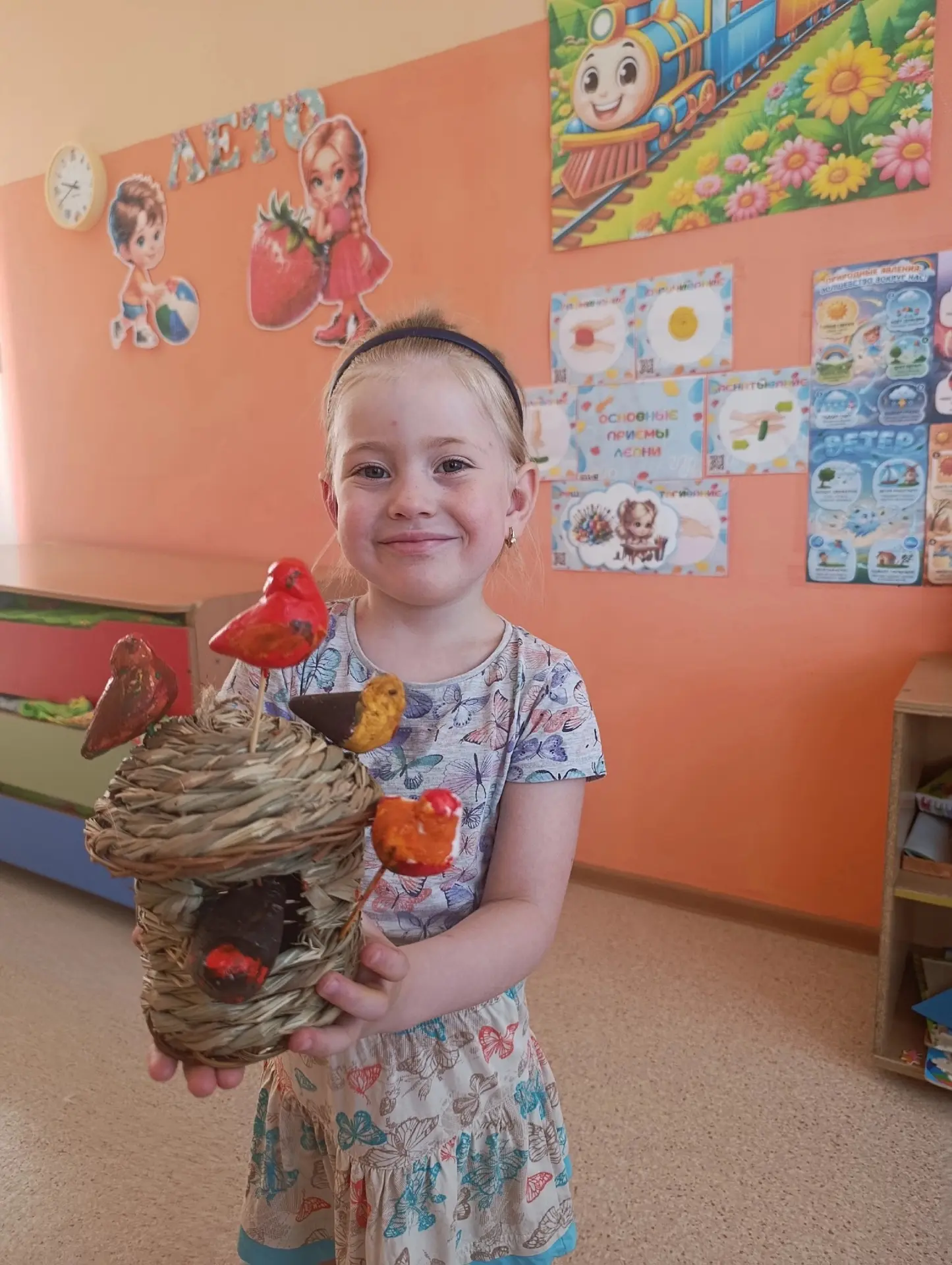 Птички, птички, прилетайте,🐦
🐦‍⬛ В нашей кормушке угощайтесь!🦜
🕊️ Зерна, семечки - для вас,
Рады