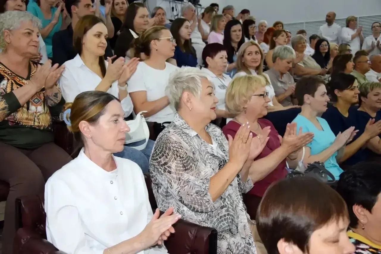 💐 Уважаемые сотрудники Ангарской городской больницы! 

От всей души поздравляю вас с Днём медицинск