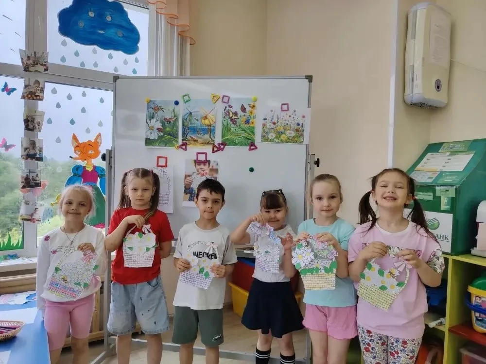 ✨ Занятие по аппликации в группе «Цветики».✨

Наши малыши с радостью мастерили белые ромашки. Аккура
