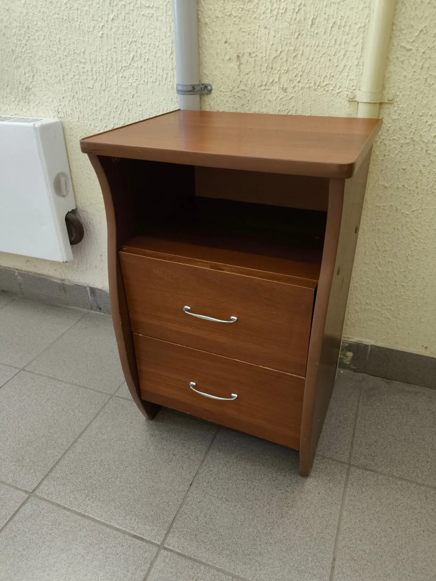 Возможна кому то нужна . (даром ).
Тумба . 
Вынесла в тамбур , 8 подъезд, 6 эт