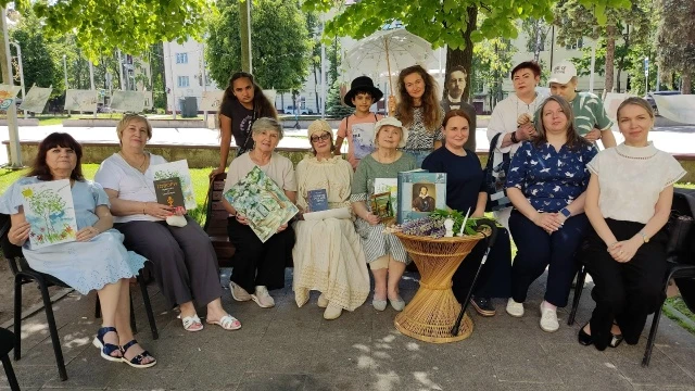 Делимся фотографиями с нашего субботнего Литературного вернисажа в парке Памяти
https://vk.com/album