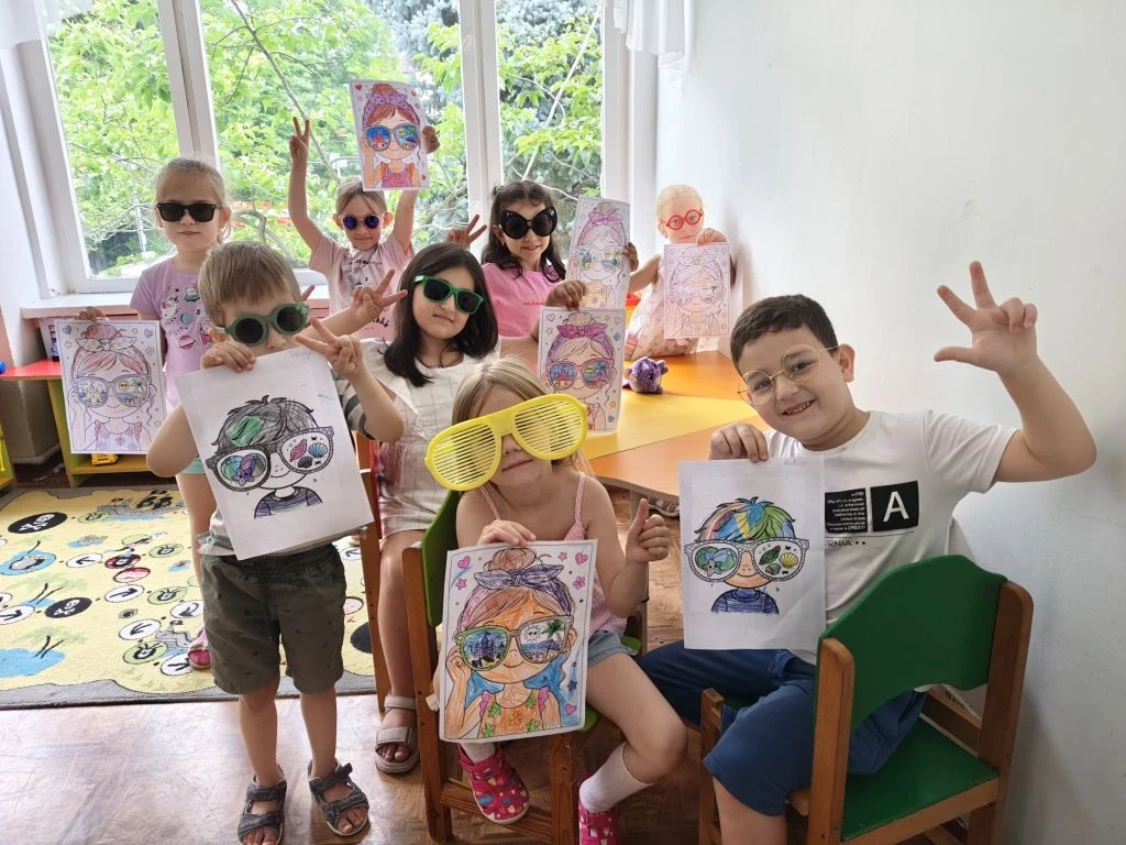 🧠 Творчество как способ познания мира 🧠

На занятии в 10 группе ребята работали  карандашами.
 Тем