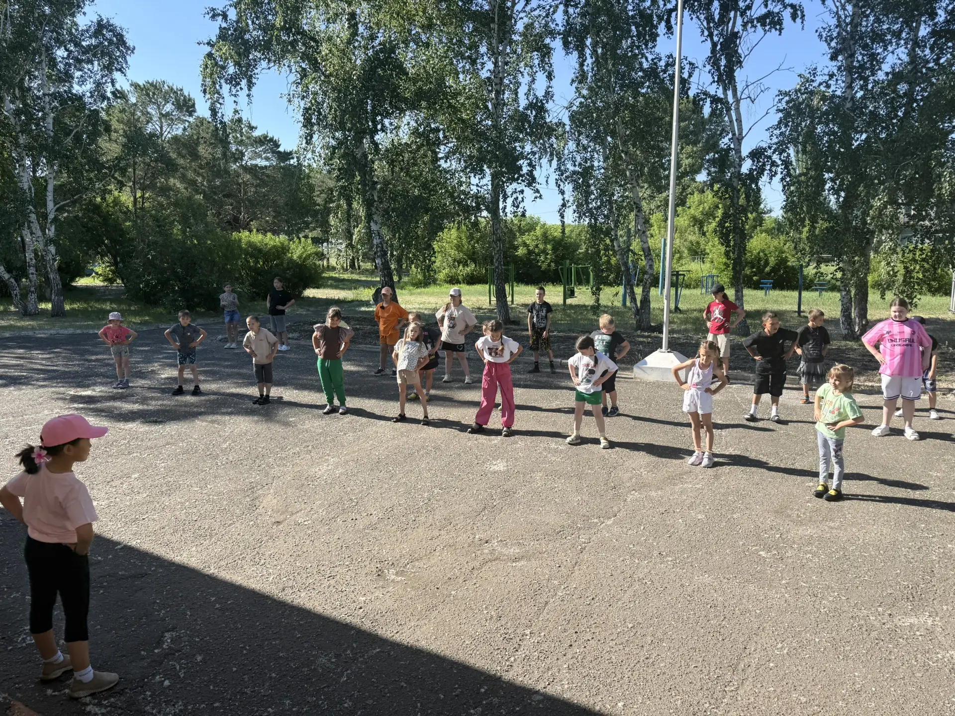 Еще один день прошел в пришкольном лагере!

Утро началось с бодрой и веселой зарядки.

Самые яркие э