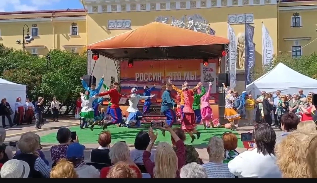 ⭐️ Хореографический ансамбль "ЗАБАВА" на сцене в Александровском саду✨️

Хореографический ансамбль "