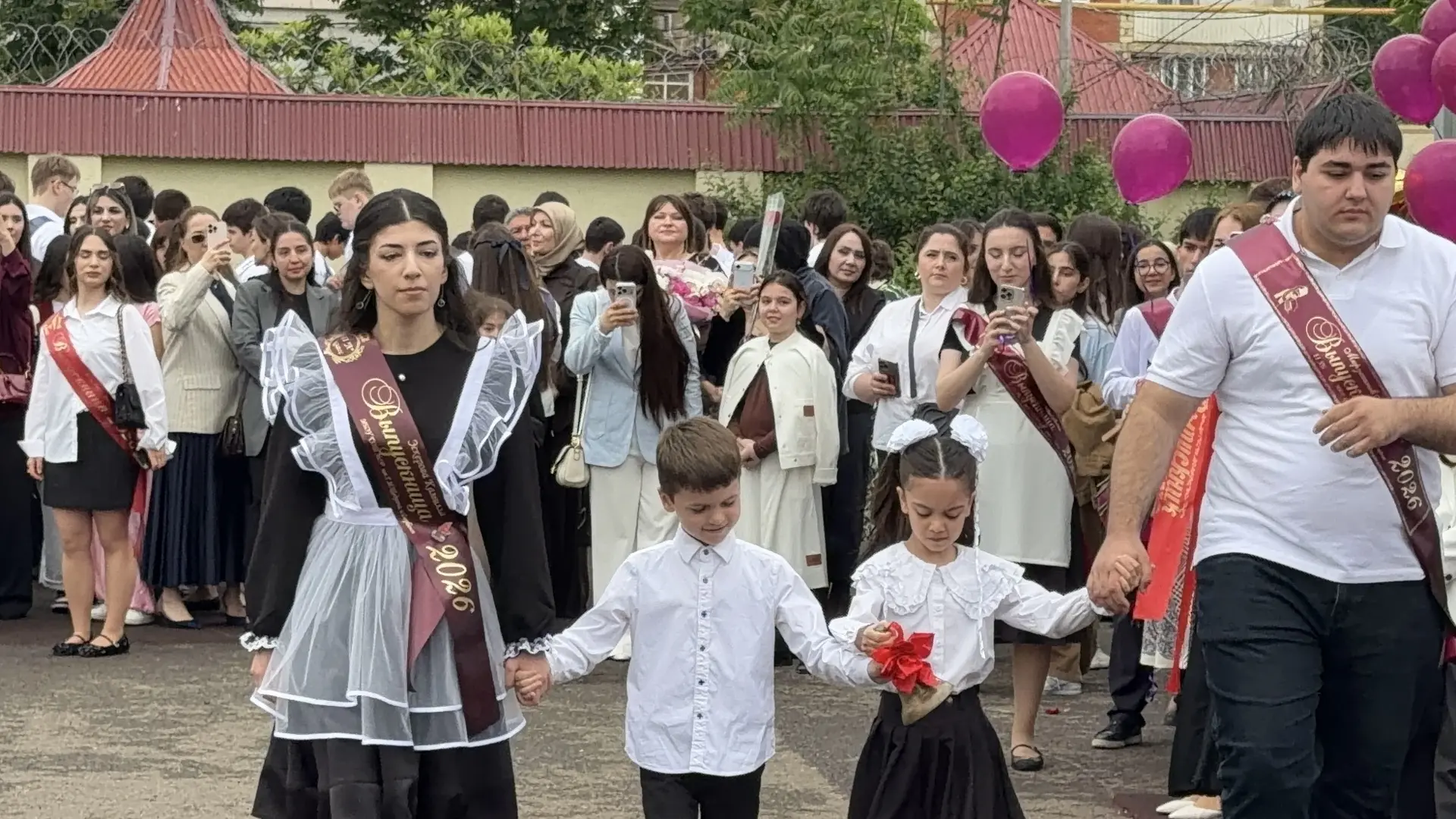 📸 Яркие моменты с последнего звонка в фотокарточках❤️
