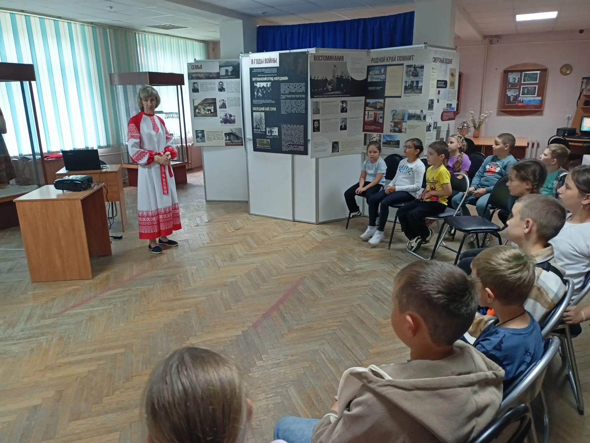 Пришкольный лагерь. День тринадцатый.

Заря-заряница, 
Красная девица, 
По полю ходила, 
Ключи оброн