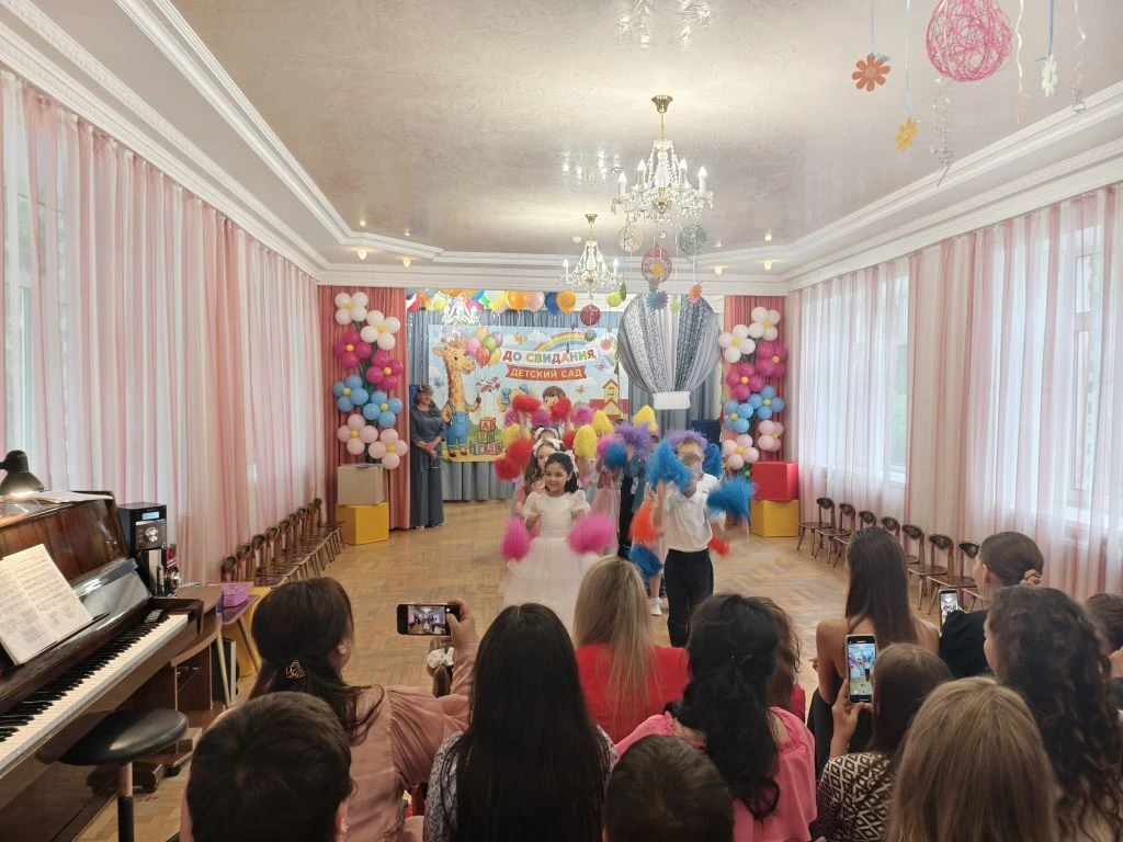 Отшумел выпускной бал в группе №2 ✨
Много звучало песен, под которые наворачивались слезы от грусти 