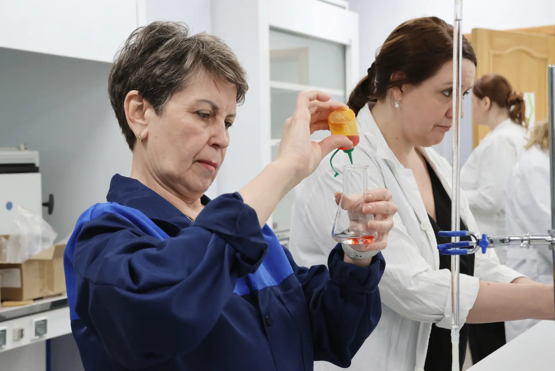 🧑‍🏫 Развиваем профессиональные компетенции: обучение для учителей химии

В химической лаборатории 