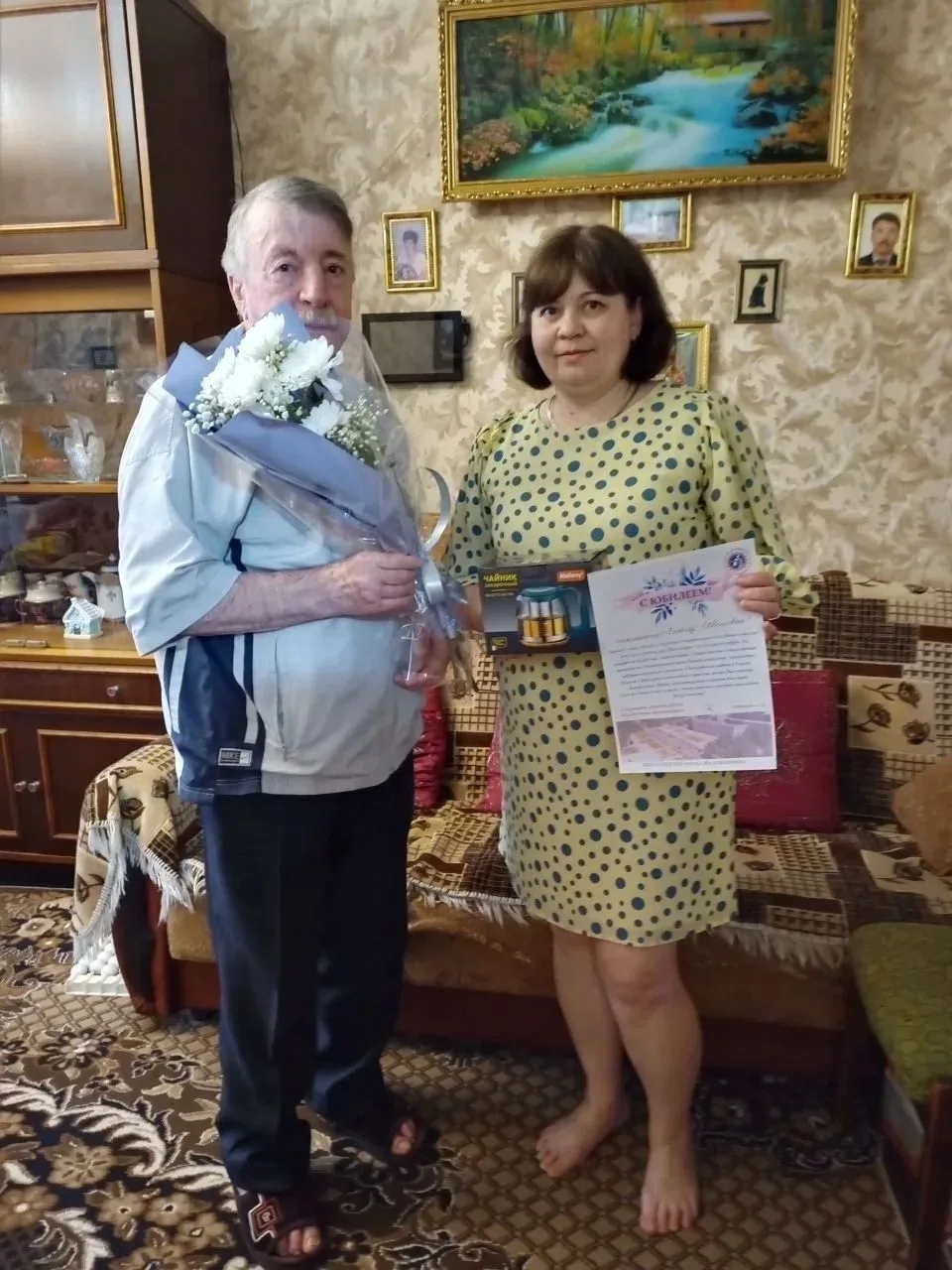 ОБУСО «КЦСОН города Железногорска» продолжает добрую традицию поздравлять с юбилеем долгожителей.
В 