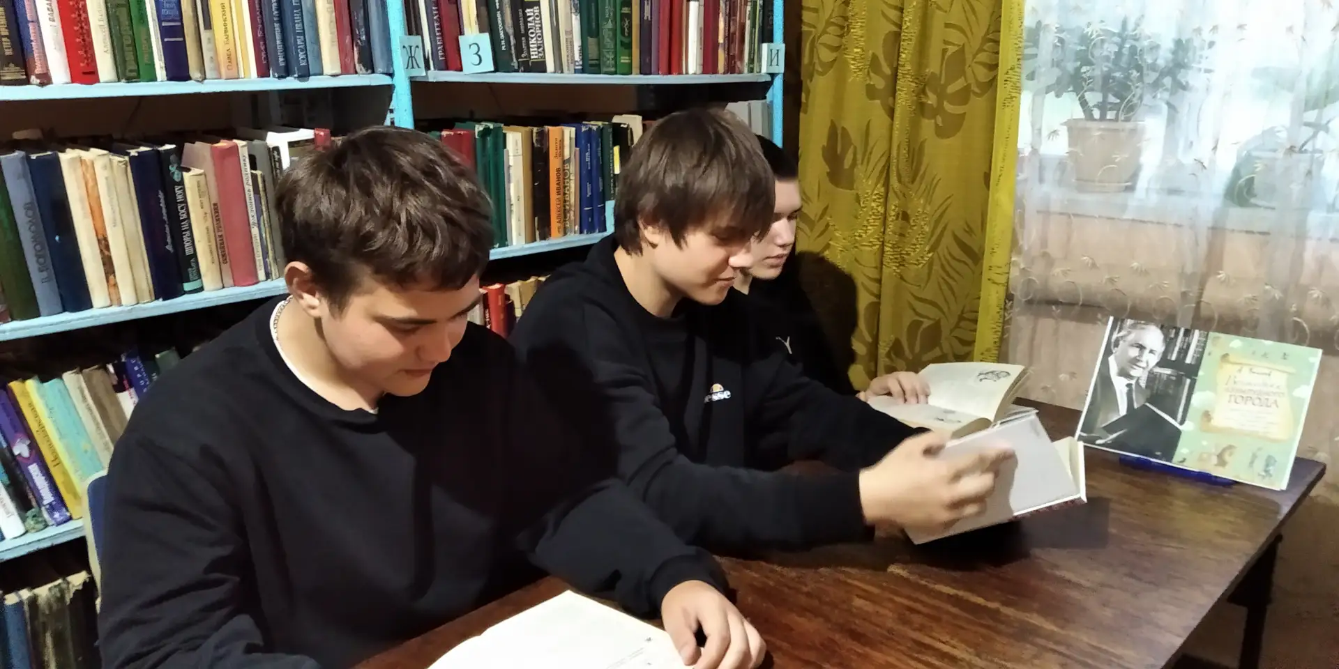 Сегодня в Барсучанской библиотеке, в рамках Единого дня писателя, был организован литературный портр