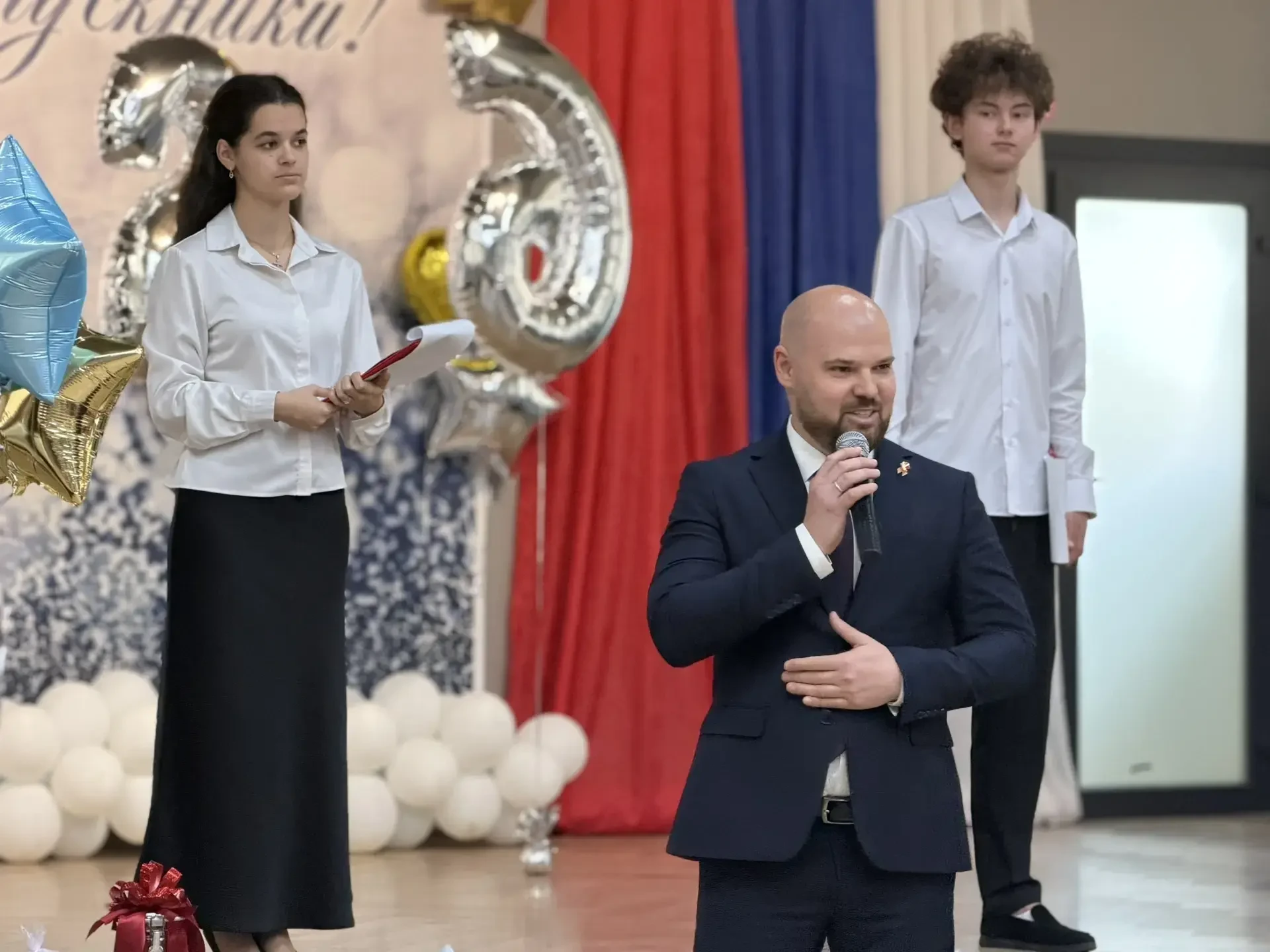 Последний звонок прозвучал для тысячи выпускников!

Сегодня особенный, очень трогательный и волнующи