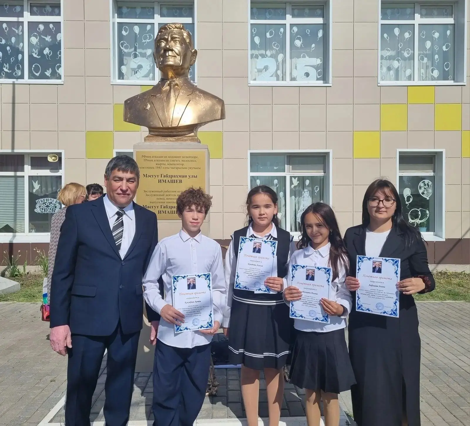 Последний звонок прозвенел! Прощание со школой и новые горизонты!
Сегодня наша школа наполнилась осо