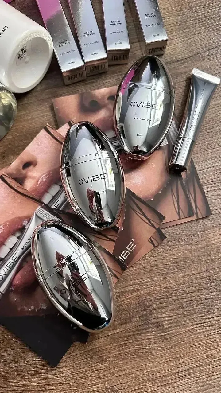 • сегодня с вами поговорим про космический набор 🚀💗

В набор входит: крем для рук и бальзам для гу