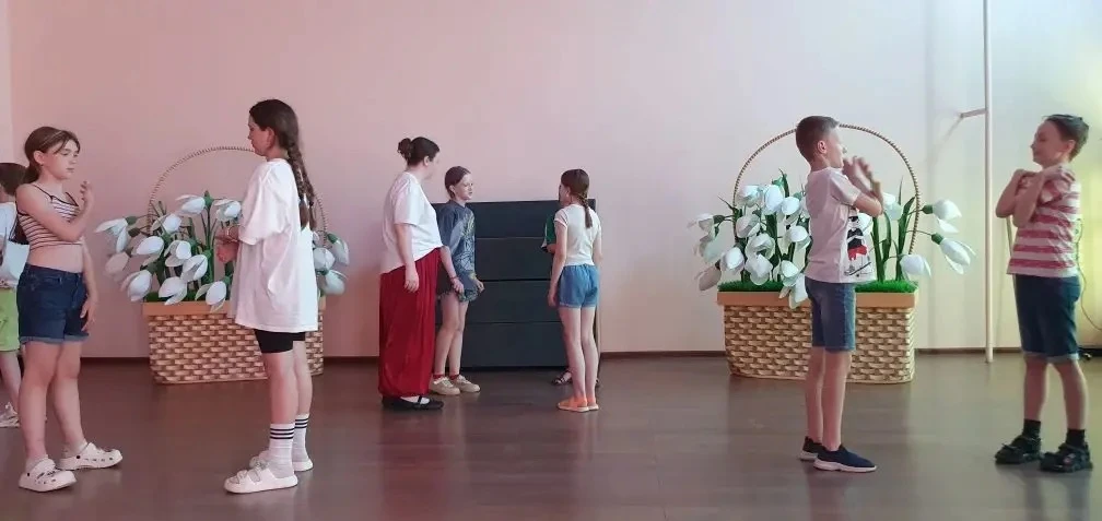🎭✨ Сегодня в нашем лагере «Родничок» прошло увлекательное занятие по театру! 🌟

Дети с большим энт