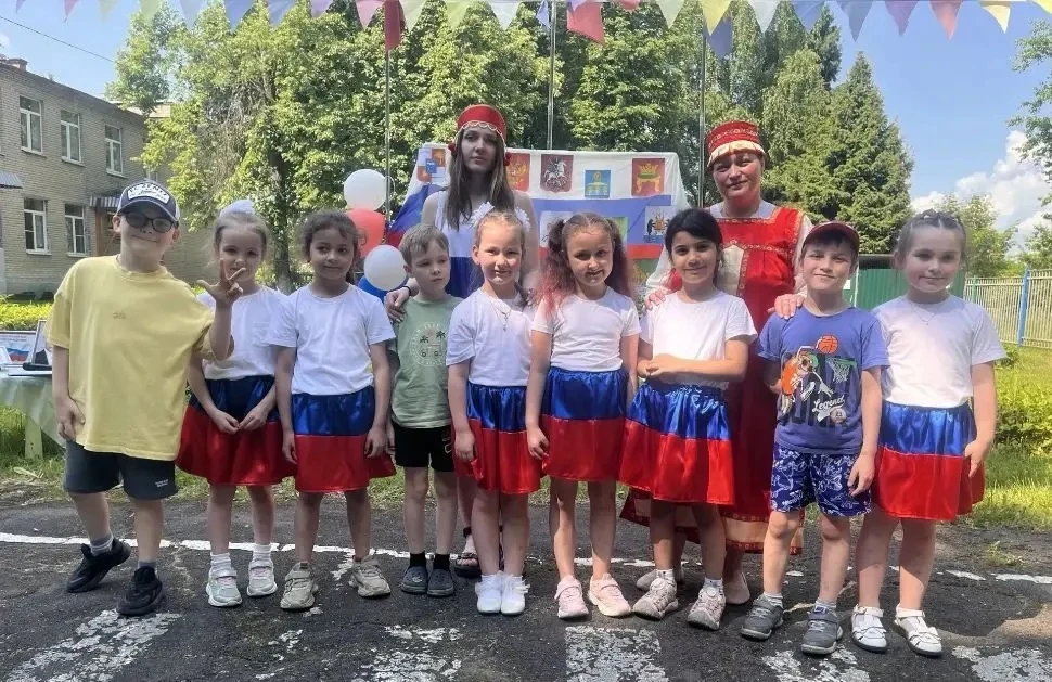 🇷🇺 МБОУ Ложковская СОШ (Корпус №9) поздравляет с Днём России!🇷🇺

🎶 «Россия — как из песни слово