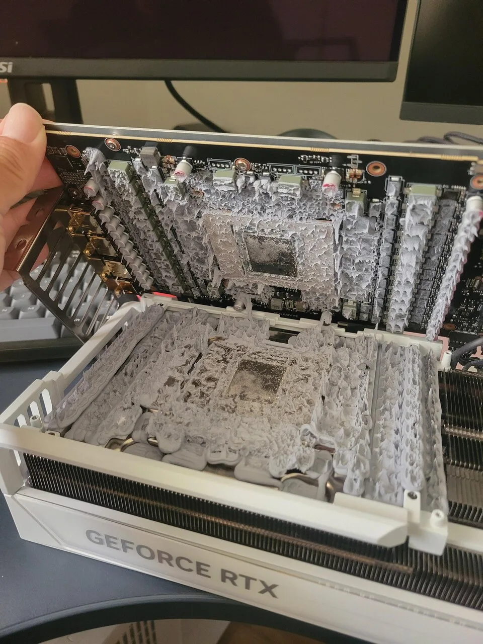 «Я не был готов к этому букаккэ»

Геймер решил вскрыть свою Gigabyte Aorus RTX 5090 и оказался в шок
