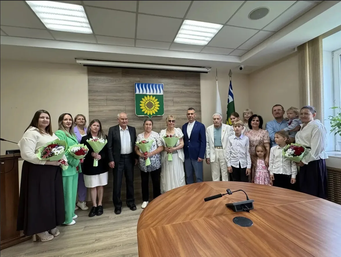 В Заречном отметили семейные пары и вручили награды социальным работникам
8 июня 2026 года в Админис