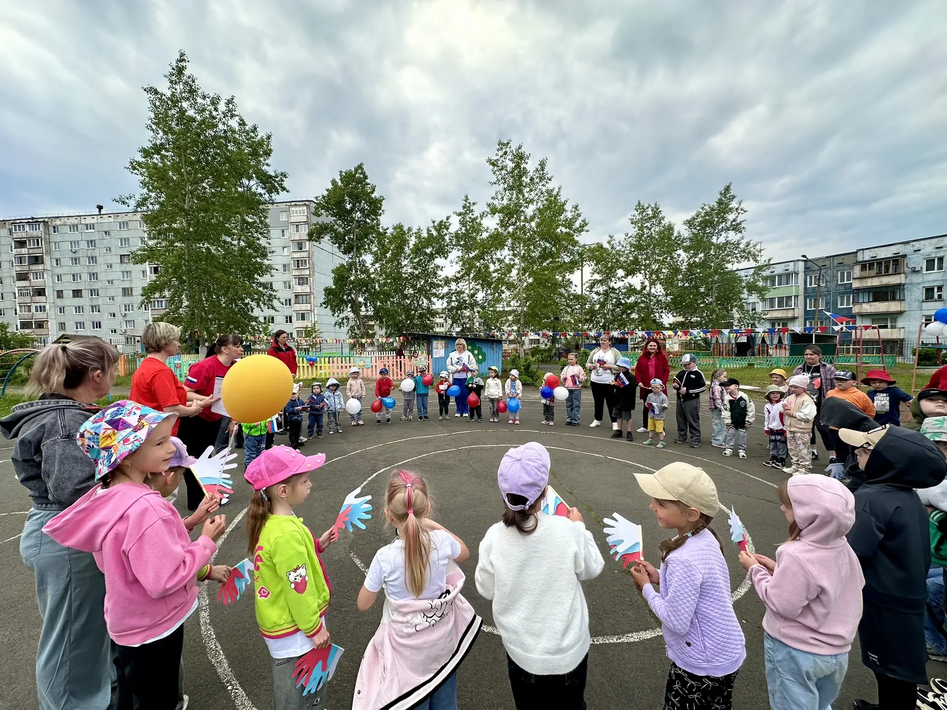 Здравствуйте, уважаемые родители и гости! 🐬

🇷🇺 Сегодня, в преддверии праздника Дня России, в наш