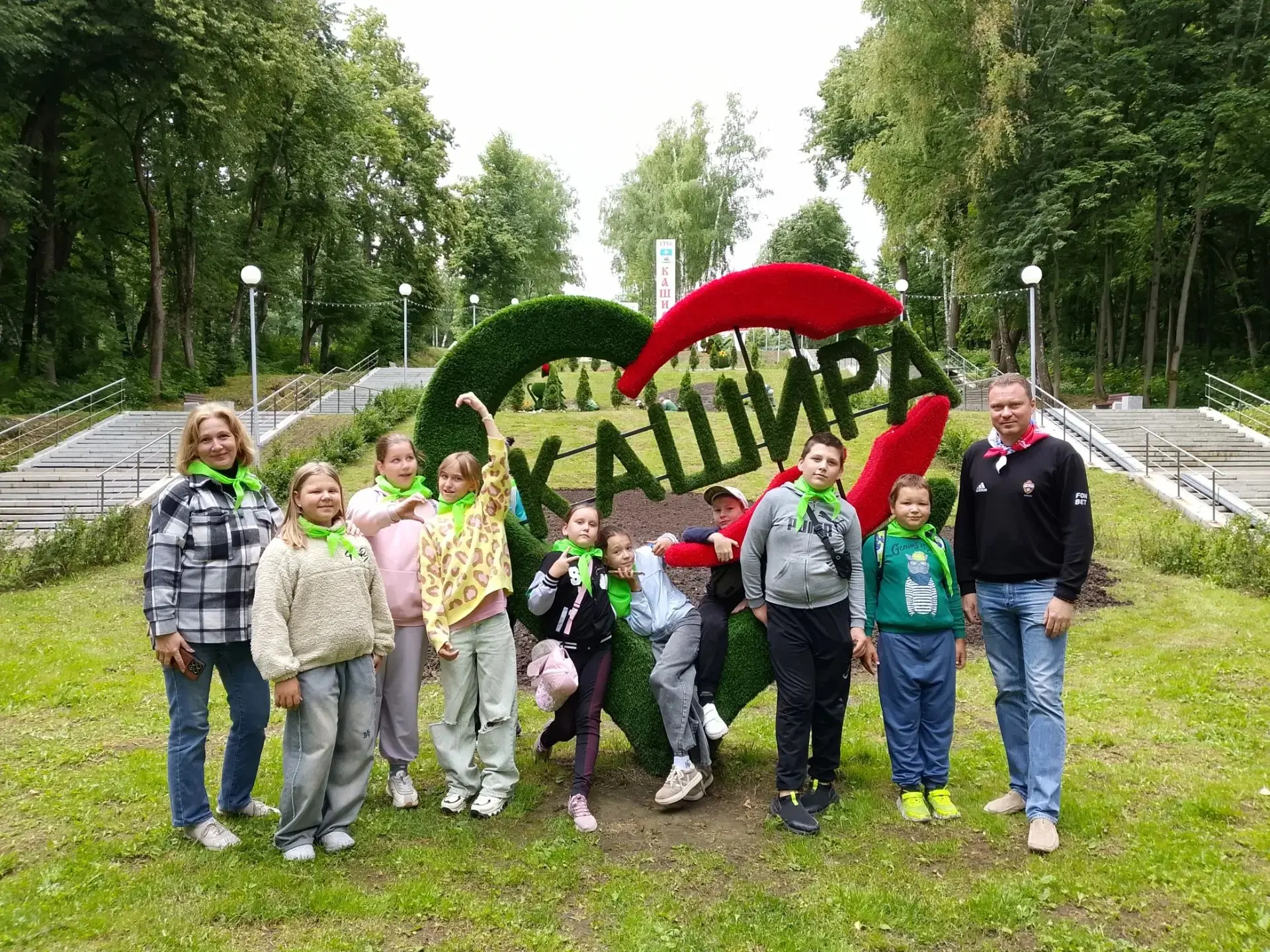 ☀️🌳Сегодня ребята из нашего лагеря сменили учебные классы на тенистые аллеи парка. 

Прогулка получ