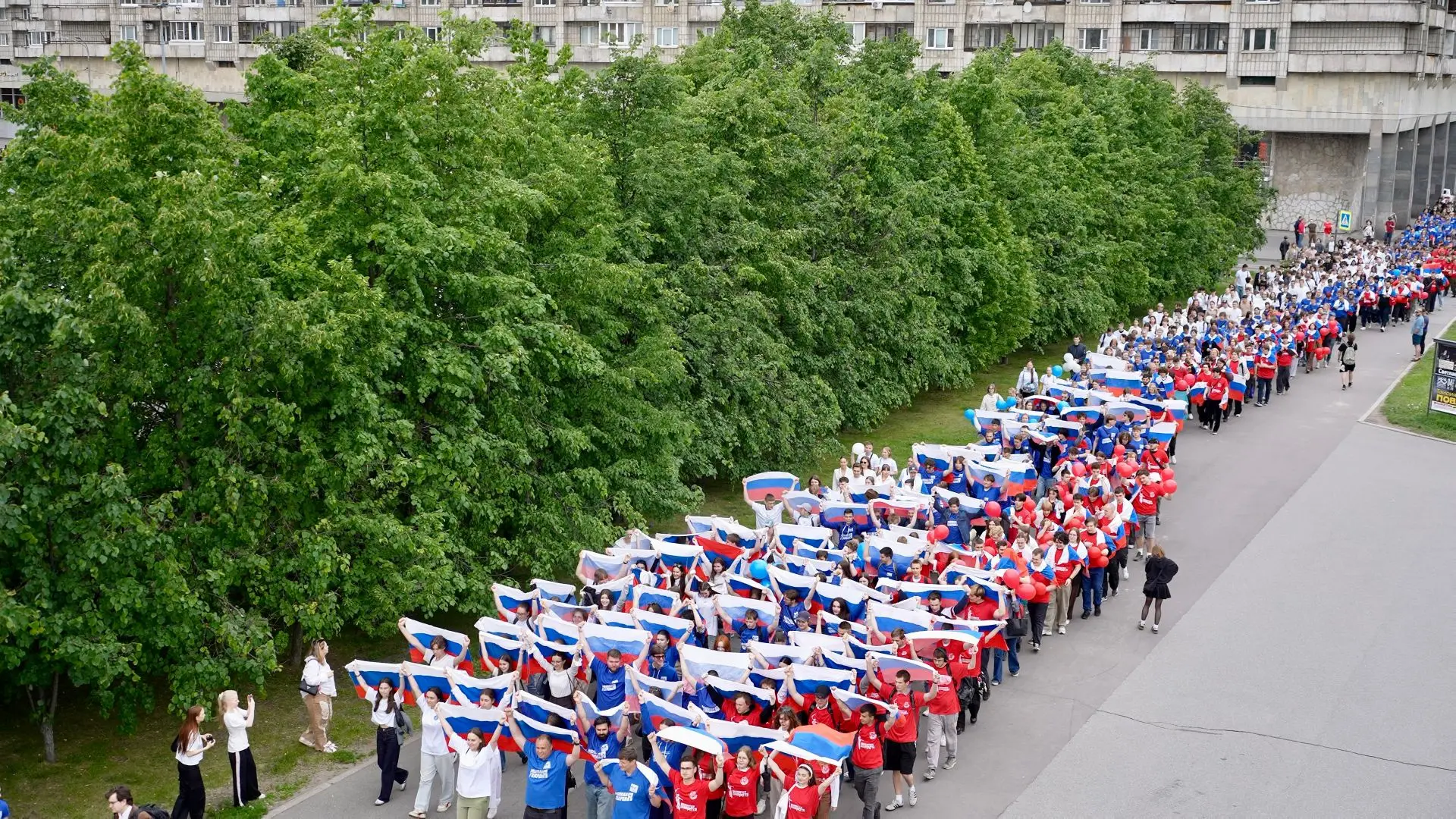 🇷🇺 Более 1,5 тысячи активистов выстроились в большое сердце-триколор на Прибалтийской площади

Фле
