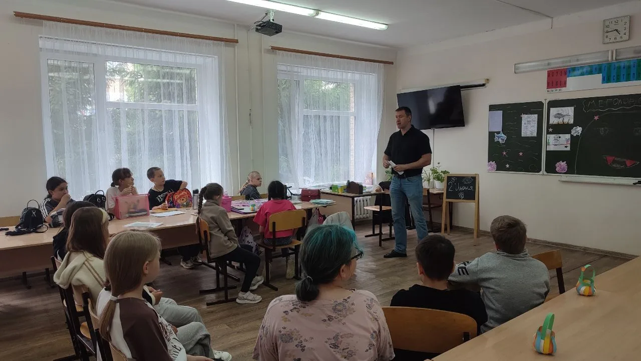 🛡️ Разговор о безопасности: что обсудили на занятии с учителем ОБЗР 🛡️

2 июня в пришкольном лагер