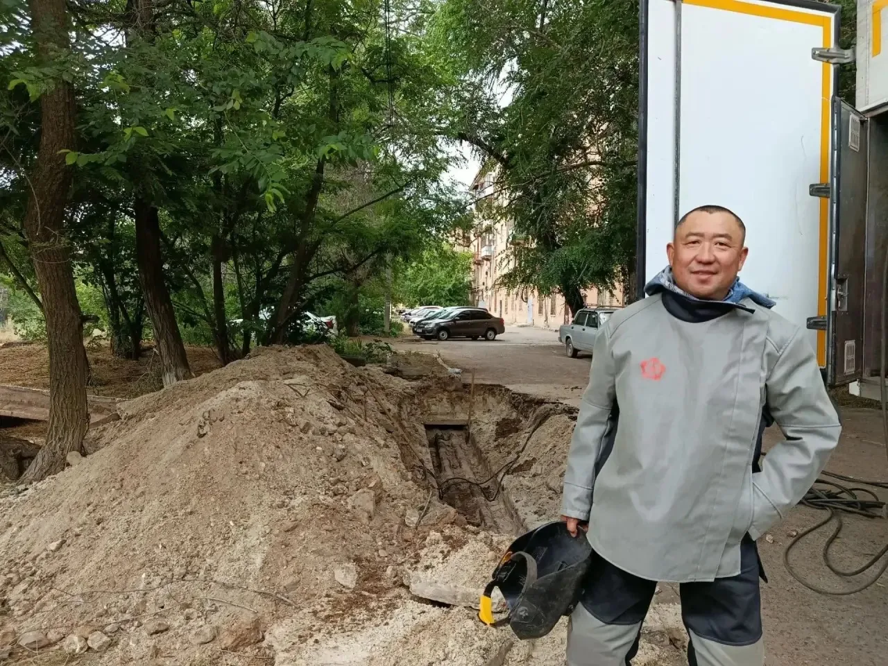 Электрогазосварщик «Концессий теплоснабжения» рассказал о выборе профессии и непростом пути в Волгог
