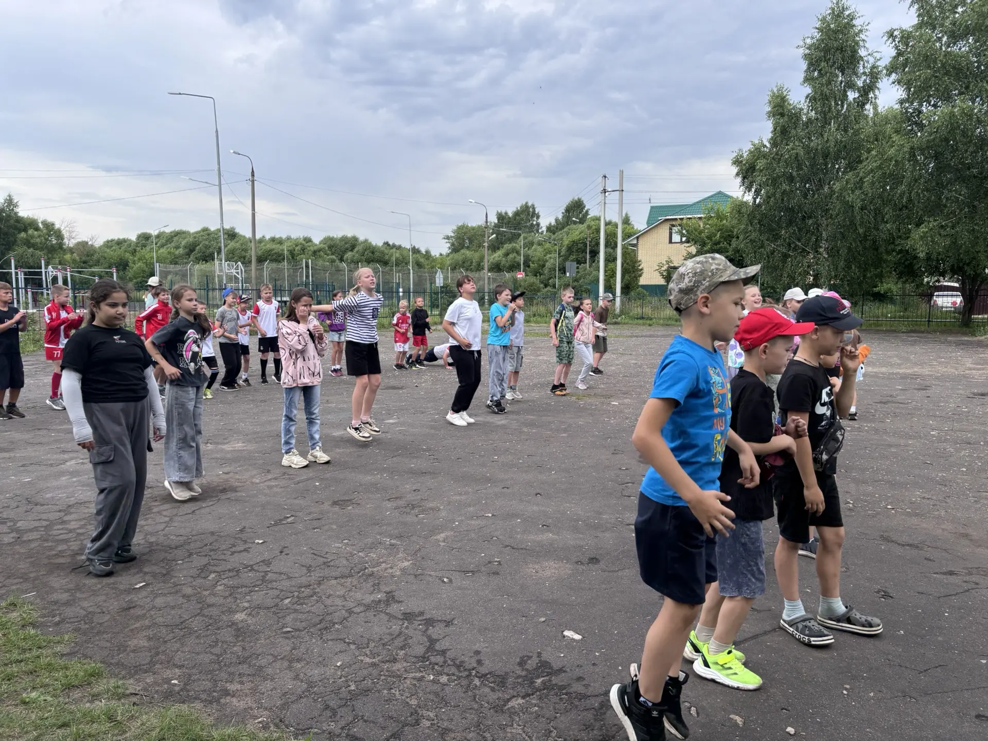 «День спорта» в лагере🚵⚽️

День начался с утренней зарядки 👯‍♀️на центральной площадке лагеря. Под