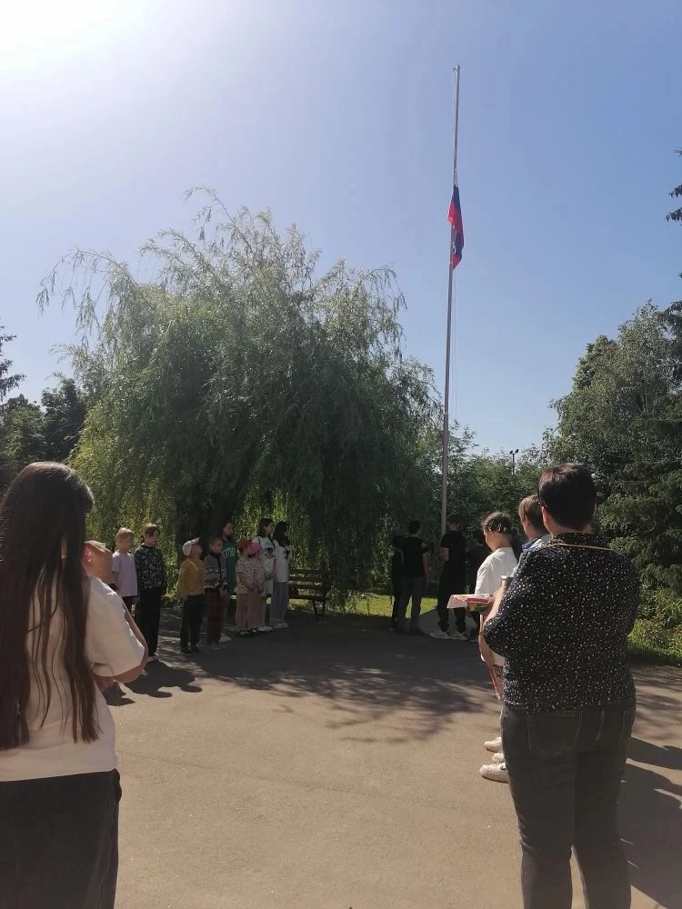 Третий день в лагере начался с поднятия флага, зарядки и знакомства с планом, а главными событиями с